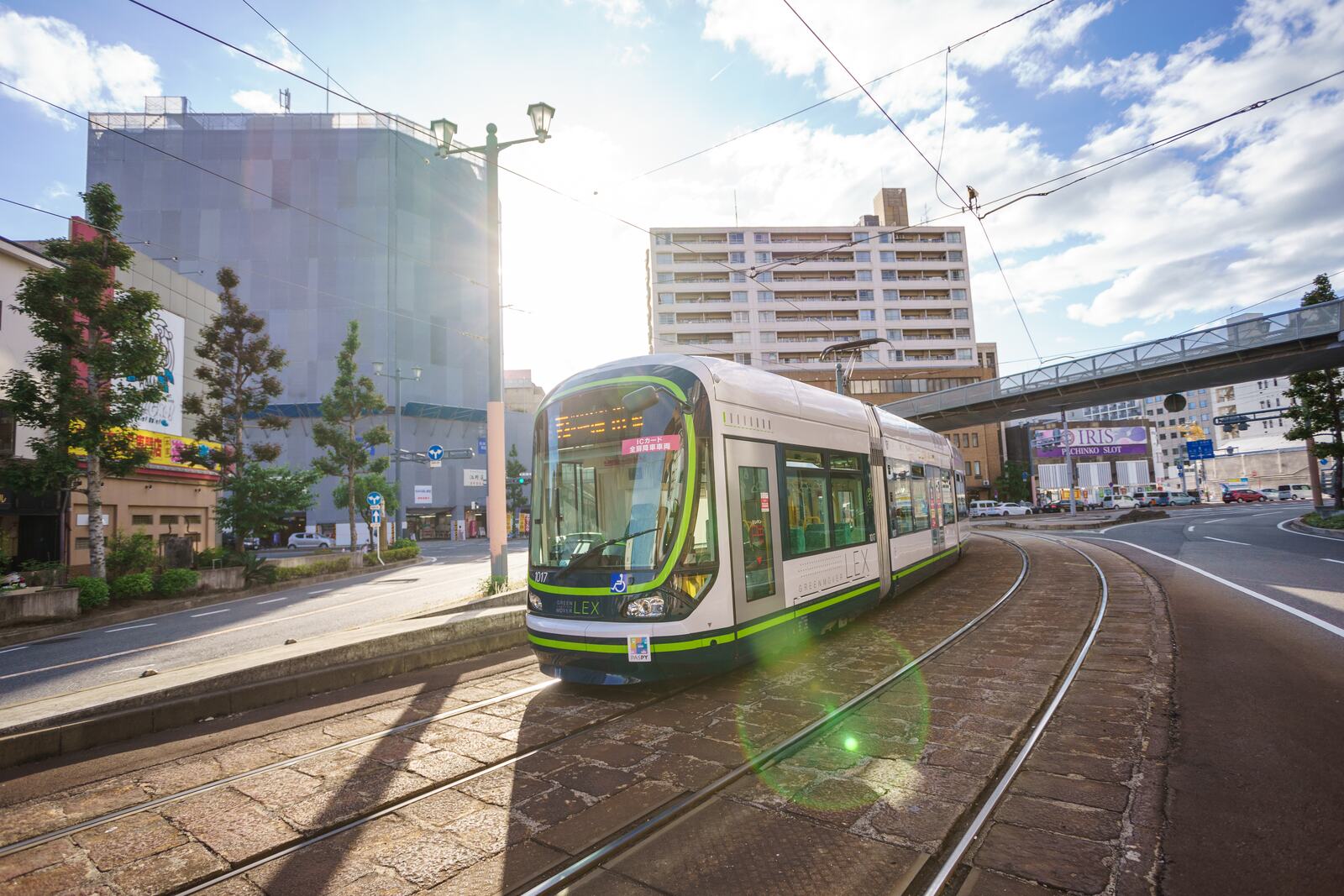 緑の軌道を走る市電